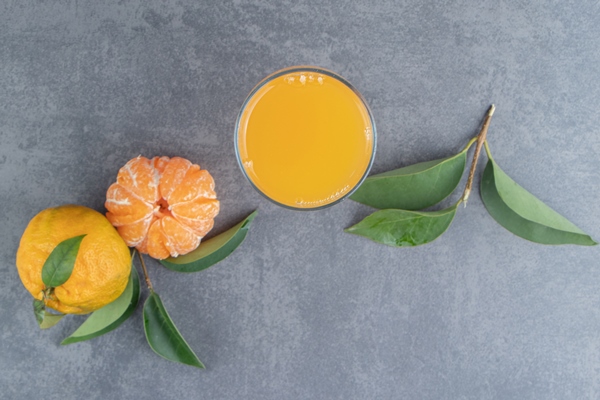 a glass cup of tangerine juice with leaves - Цитрусовый смузи с фейхоа и шалфеем