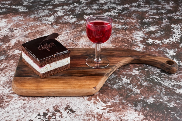 a slice of chocolate cheesecake with a glass of wine - Хозяйке на заметку: словарь кондитера