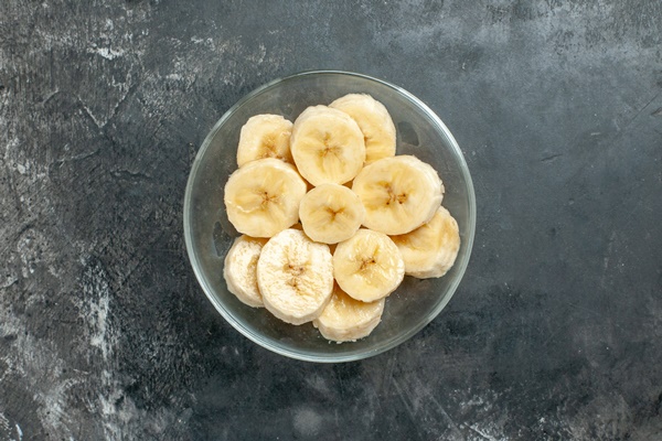 above view nutrition source fresh bananas chopped in a glass pot knife on gray background 1 - Фруктовые оладьи на закваске, постный стол