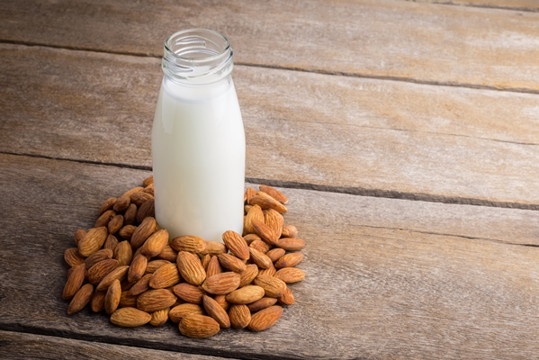 almond milk in bottle with almonds - Хозяйке на заметку: словарь кондитера