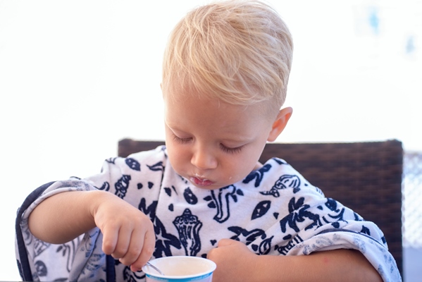 baby food babies eating little boy eating yogurt - Варенец