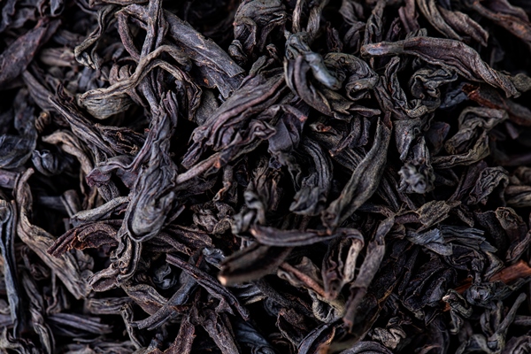 background of dry black tea leaves texture top view - Чай с имбирём, шалфеем и мятой