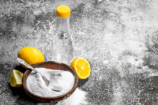 baking soda with vinegar and lemon on rustic background - Овсяный пирог с кэробом