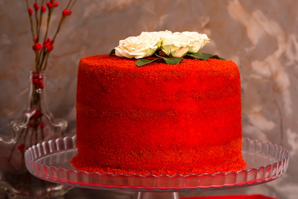 beautiful red velvet birthday cake decorated with white roses - Хозяйке на заметку: словарь кондитера