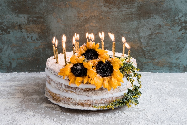 birthday cake decorated with flowers - Кулинарные традиции празднования именин