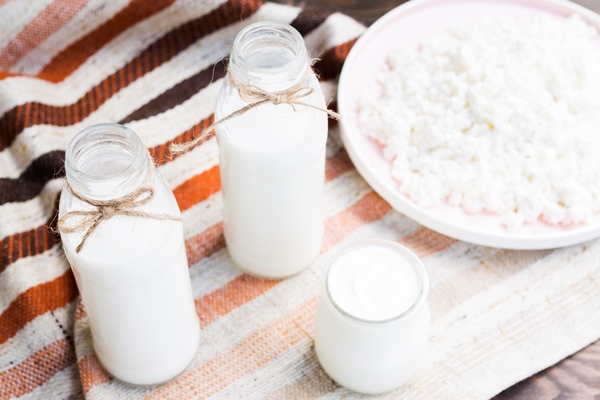 bottles of milk and yogurt - Творог в мультиварке