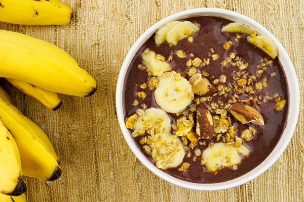 brazilian aa a ai in a white bowl with banana granola and chestnuts - Овсяная каша с кэробом, инжиром и бананом