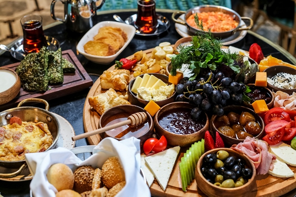 breakfast set with arrangement of food - Банкет