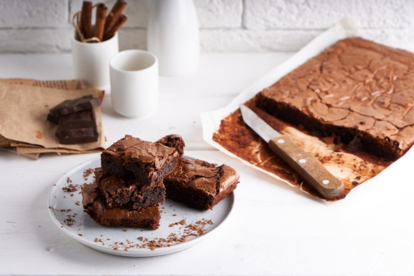 brownie chocolate cake served on white table - Овсяный пирог с кэробом