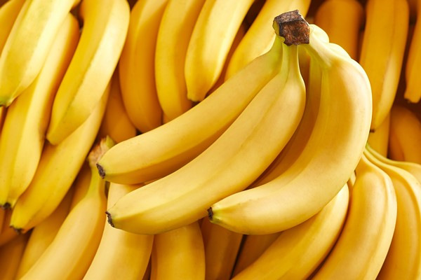 bunch of fresh bananas in the organic food market - Банановый пудинг с кэробом