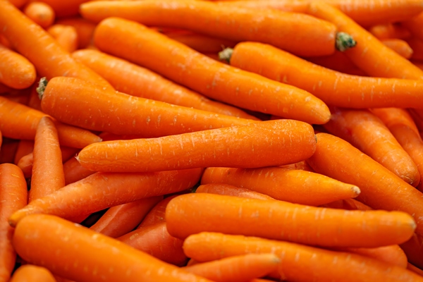 carrots peeled bulk supermarket selective focus - Борщ в мультиварке