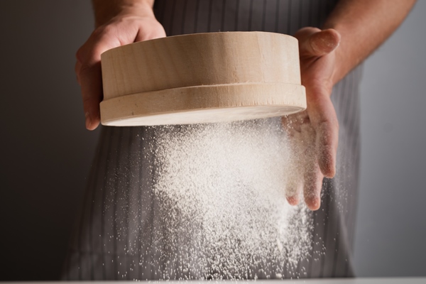 chef sifting through the flour - Яблочные оладьи, постный стол