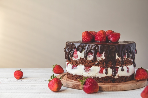 chocolate cake with strawberries table - Советы домашнему кондитеру: мука пшеничная