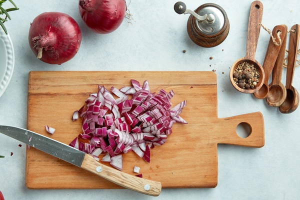 chopped red onions on wooden cutting board top view - Макароны по-флотски в мультиварке