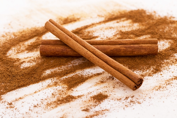 cinnamon and its dust around it - Сахарная бабка