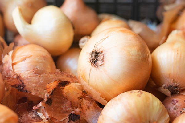 close up golden onions in a basket - Картофельная запеканка в мультиварке