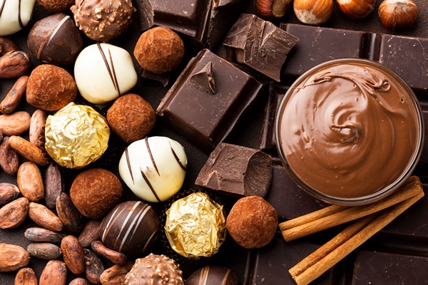 close up of chocolate arrangement - Хозяйке на заметку: словарь кондитера