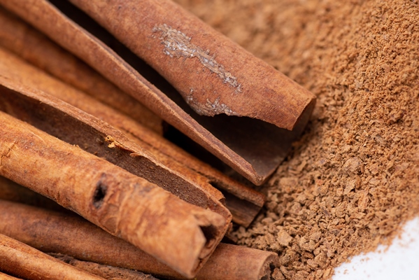 close up photo of cinnamon sticks and powder seasoning food with cinnamon - Постный кекс с вишней и кэробом