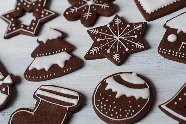 close up view colorful christmas cookies - Пряники шоколадные