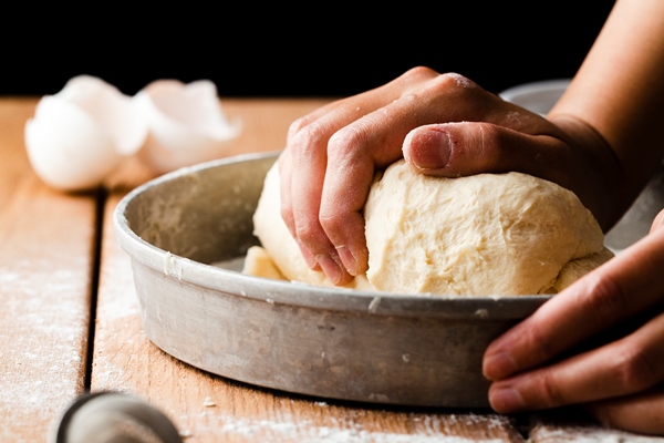 close up view hand making dough - Советы домашнему кондитеру: мука пшеничная