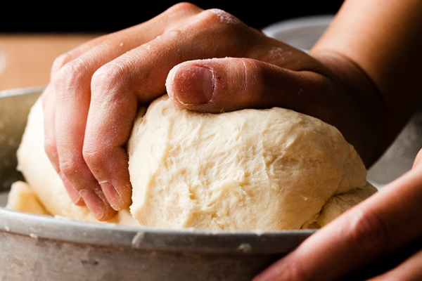 close up view of a hand making dough - Библия о пище: как пекли хлеб во времена Авраама