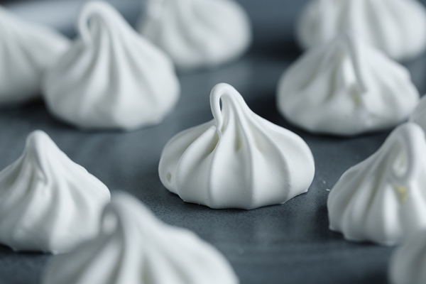 closeup of homemade white merengue baiser - Хозяйке на заметку: словарь кондитера