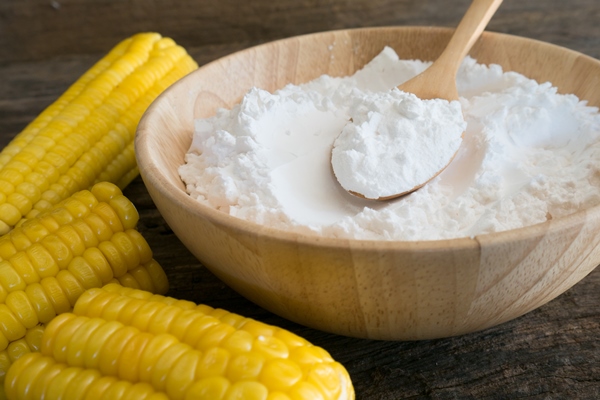 corn flour in spoon on wooden - Постный пудинг с кэробом