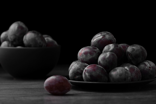 dark plate and bowl with plums on a dark background - Киселица