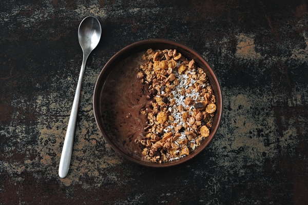 delicious breakfast bowl with chocolate yogurt and granola healthy breakfast - Постная овсянка с кэробом