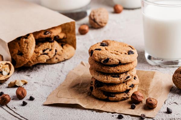 delicious cookies with glass milk - Советы домашнему кондитеру: мука пшеничная