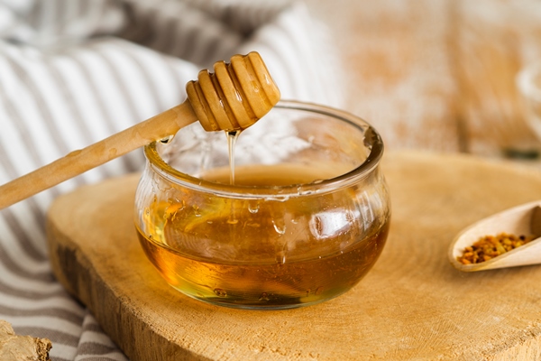 delicious honey in bowl - Клубничный напиток с шалфеем
