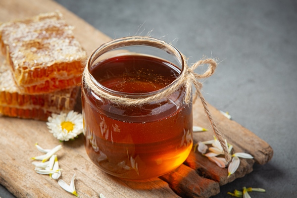 delicious honey on dark surface 1 - Яблочные оладьи, постный стол