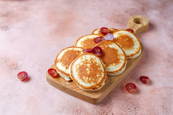 delicious pancakes with red grapes - Оладьи яблочные дрожжевые, постный стол