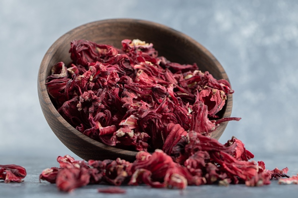 dry hibiscus tea in wooden bowl - Суфле из каркаде