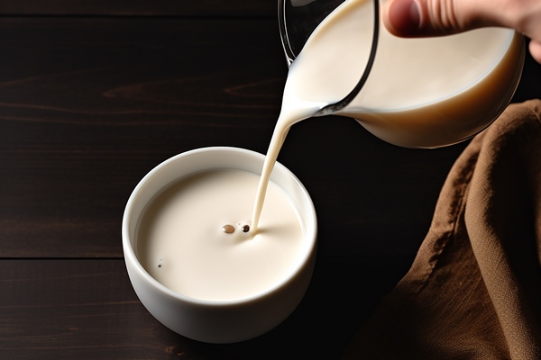 free photo flat lay hand pouring milk in coffee plain background - Бодряшка
