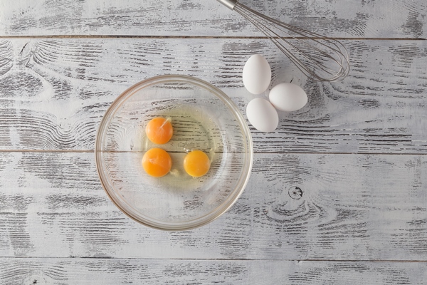 fresh egg yolk bowl wooden background food ingredient - Шарлотка с крахмалом