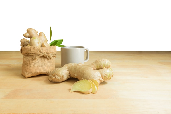 fresh ginger juice in a cup with young pandan on white background - Чай с имбирём, шалфеем и мятой