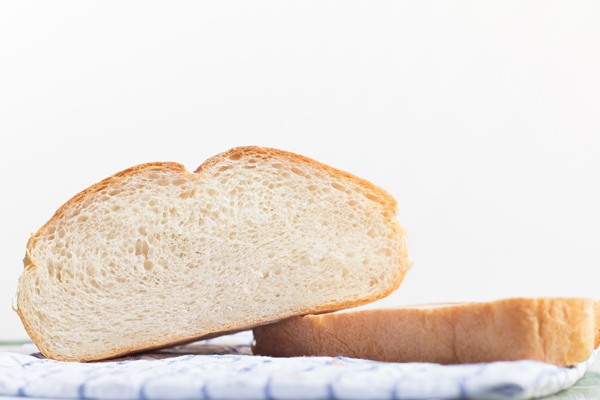 fresh home made bread white table background with napkin - Шарлотка из белого хлеба