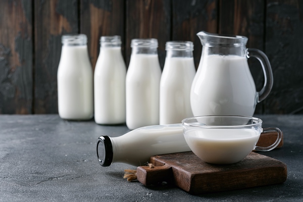fresh milk different glass bottles - Медовые пряники на молоке