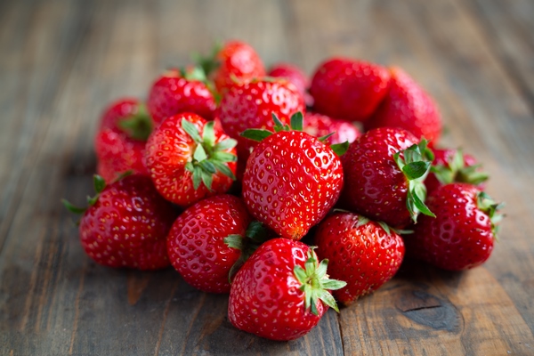 fresh strawberries on wooden table - Клубничный напиток с шалфеем