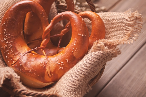 freshly baked homemade salt bavarian pretzel german bakery - Хозяйке на заметку: словарь кондитера