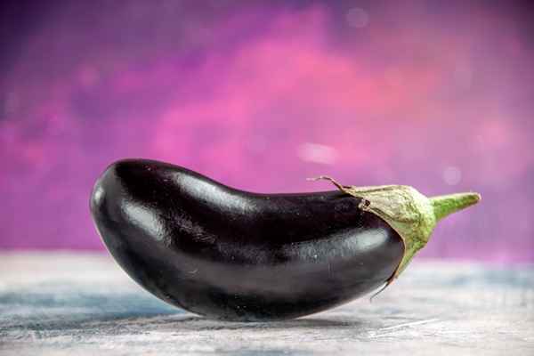 front view an eggplant on pink - Тушёная чечевица с овощами в мульварке