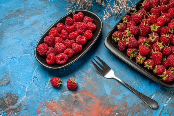 front view fresh red raspberries inside black tray on blue background plant tree color wild ripe fruit berry - Пирожное "Розовое облако"