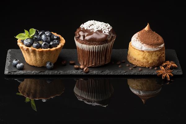 front view of delicious assortment of desserts - Хозяйке на заметку: словарь кондитера