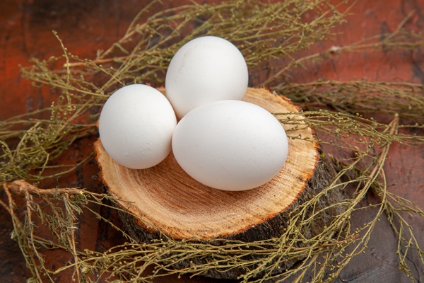 front view white chicken eggs on dark surface - Кугель овощной в мультиварке