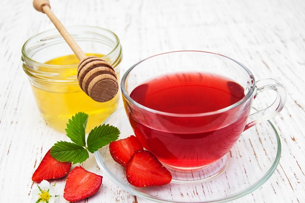 fruit tea with strawberries and honey - Клубничный напиток с шалфеем