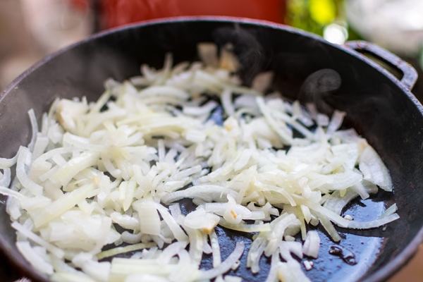 fry the chopped onions in a frying pan - Хозяйке на заметку: словарь кондитера