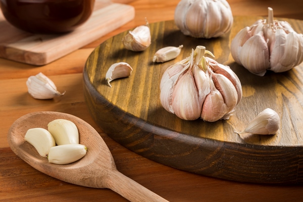 garlic clove bulb rustic wooden table - Борщ в мультиварке