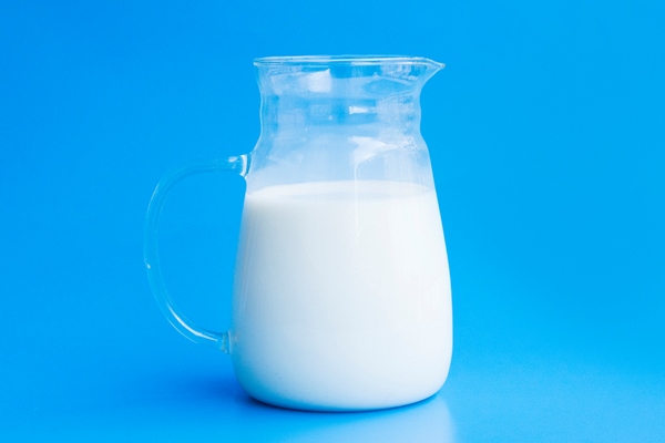 glass jar full of milk - Творог в мультиварке