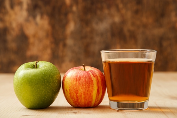 glass of apple juice - Яблочные оладьи, постный стол